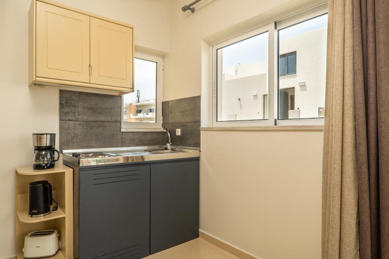 Manos Beachside Apartments Agia Marina Zewnętrze zdjęcie