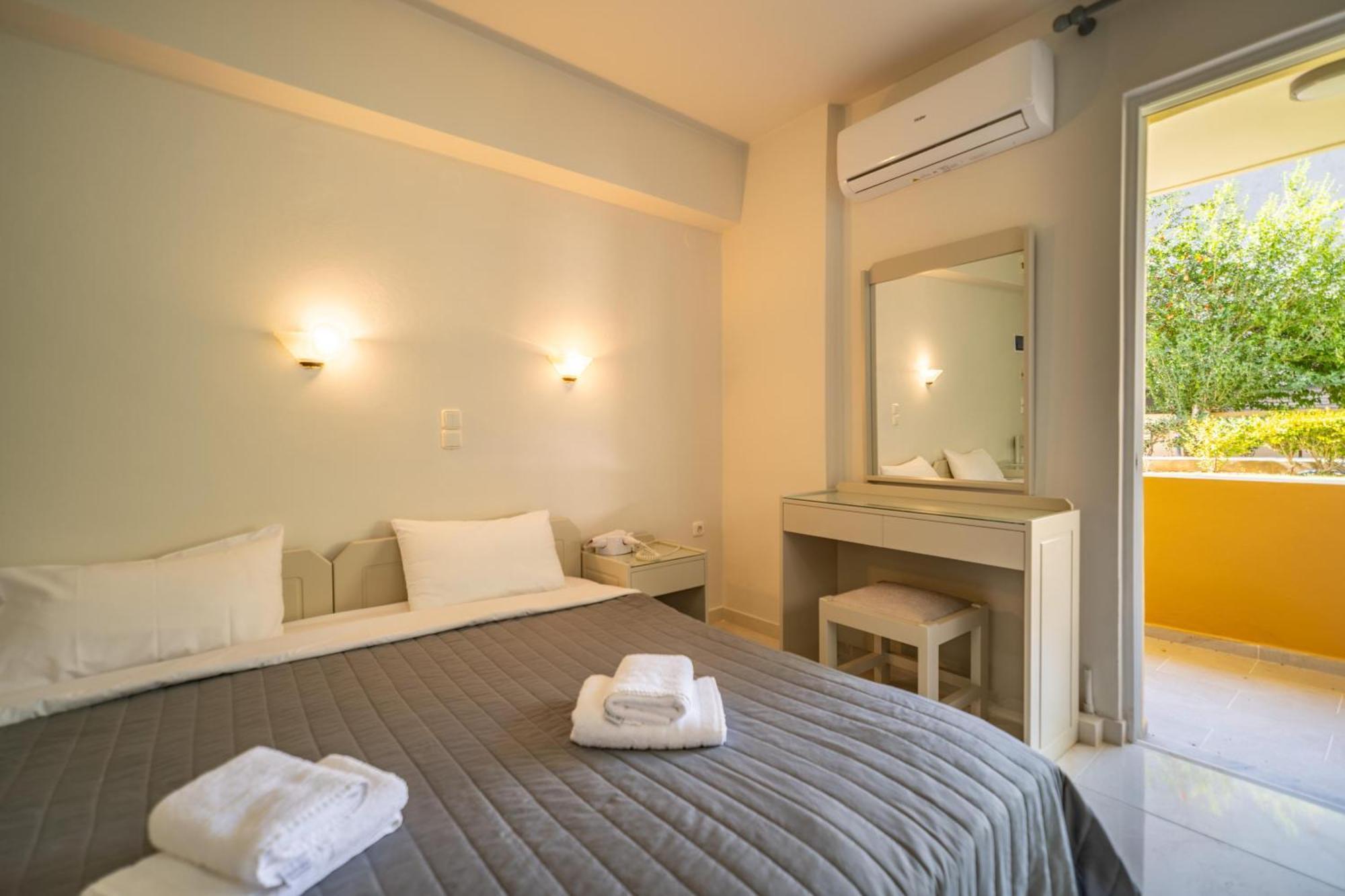 Manos Beachside Apartments Agia Marina Zewnętrze zdjęcie