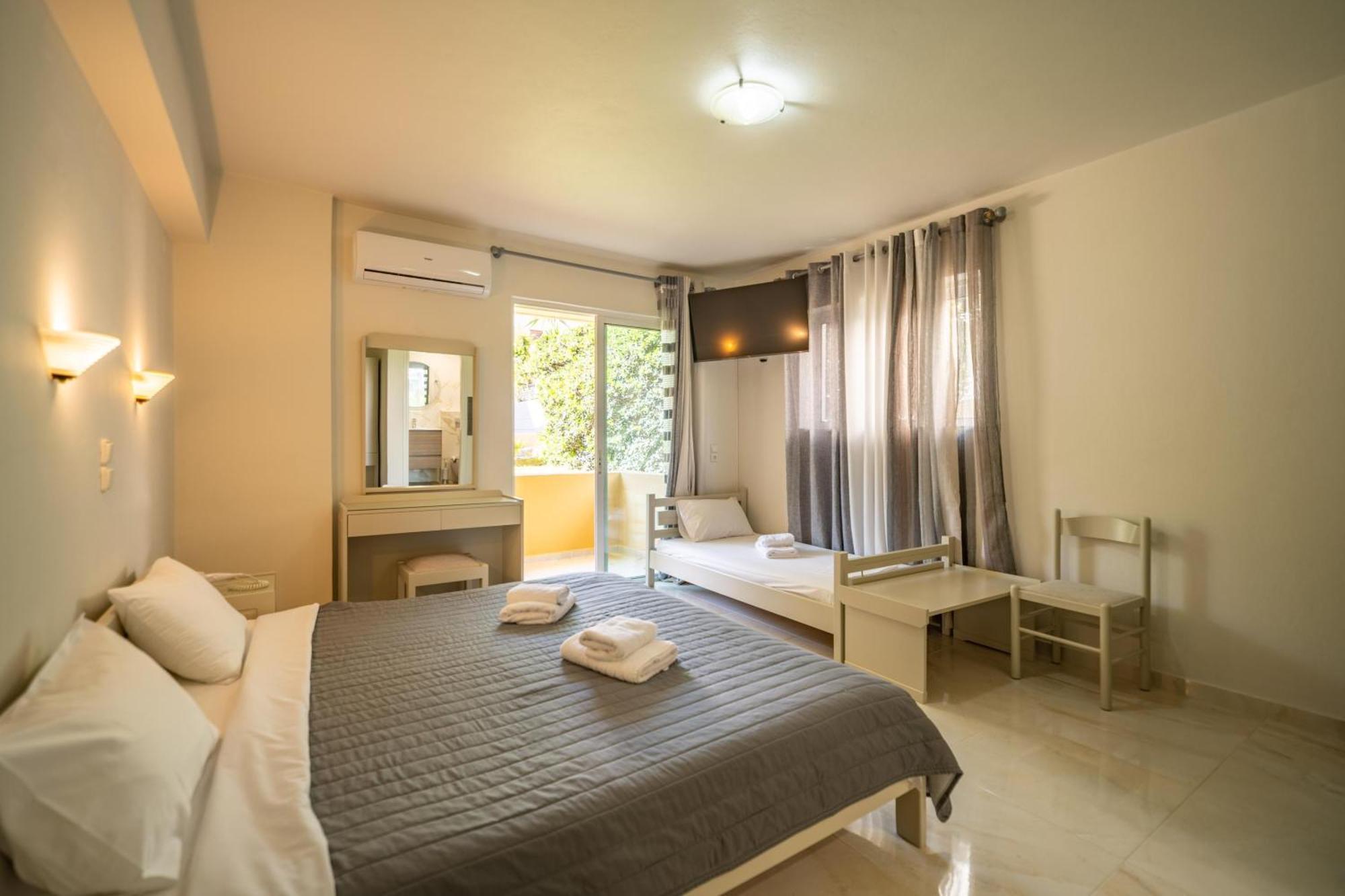 Manos Beachside Apartments Agia Marina Zewnętrze zdjęcie