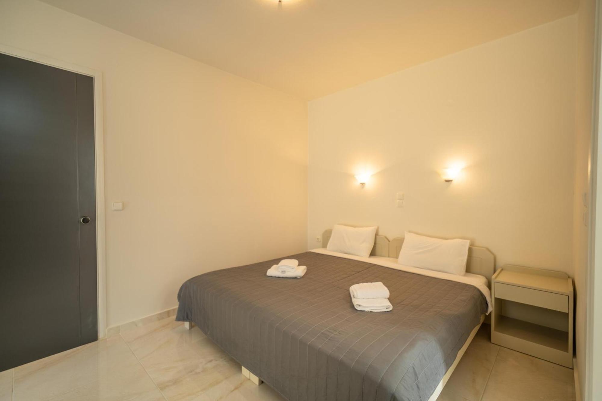 Manos Beachside Apartments Agia Marina Zewnętrze zdjęcie