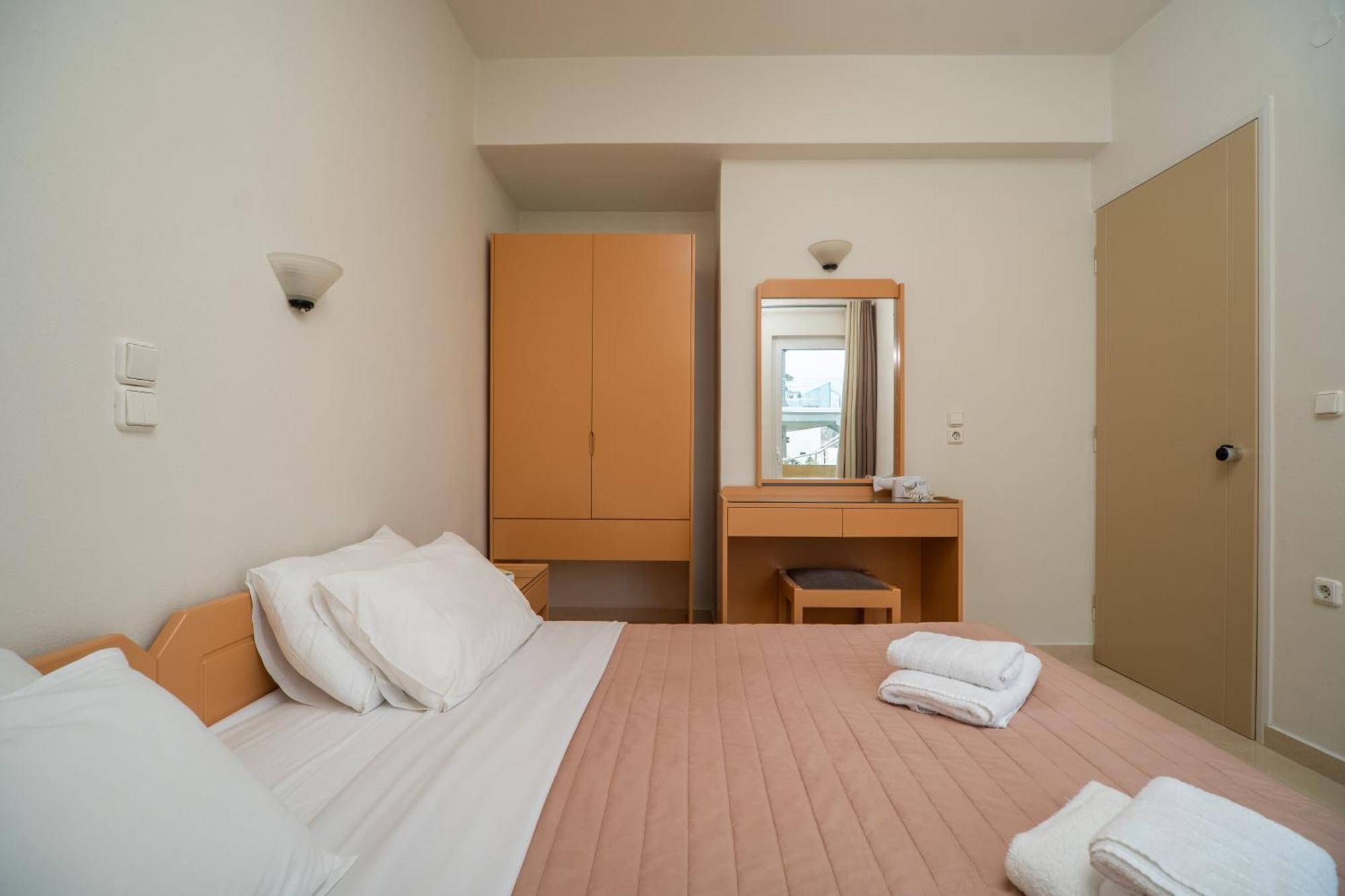 Manos Beachside Apartments Agia Marina Pokój zdjęcie