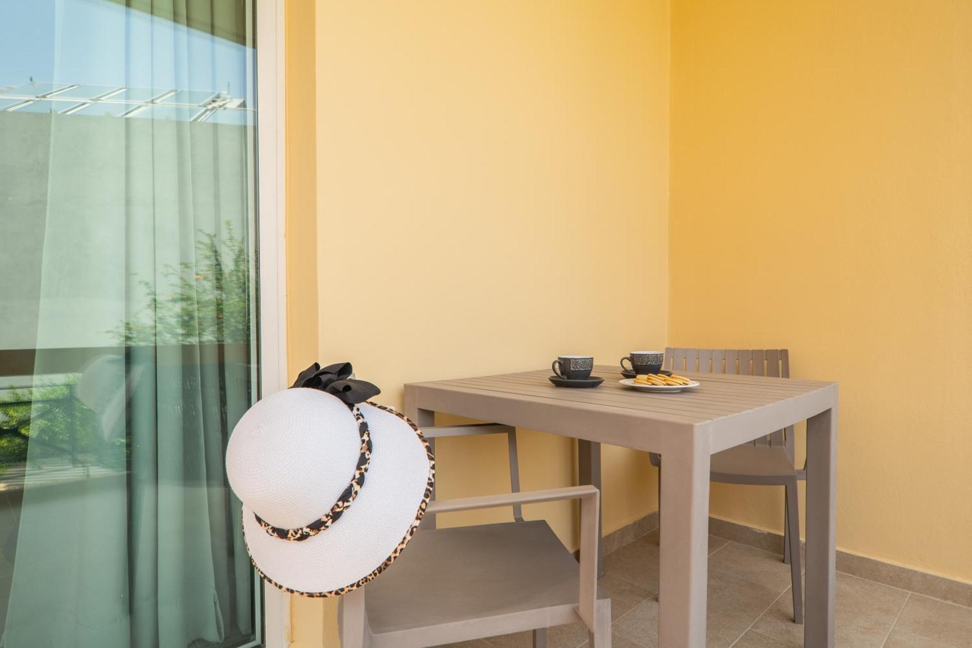 Manos Beachside Apartments Agia Marina Pokój zdjęcie