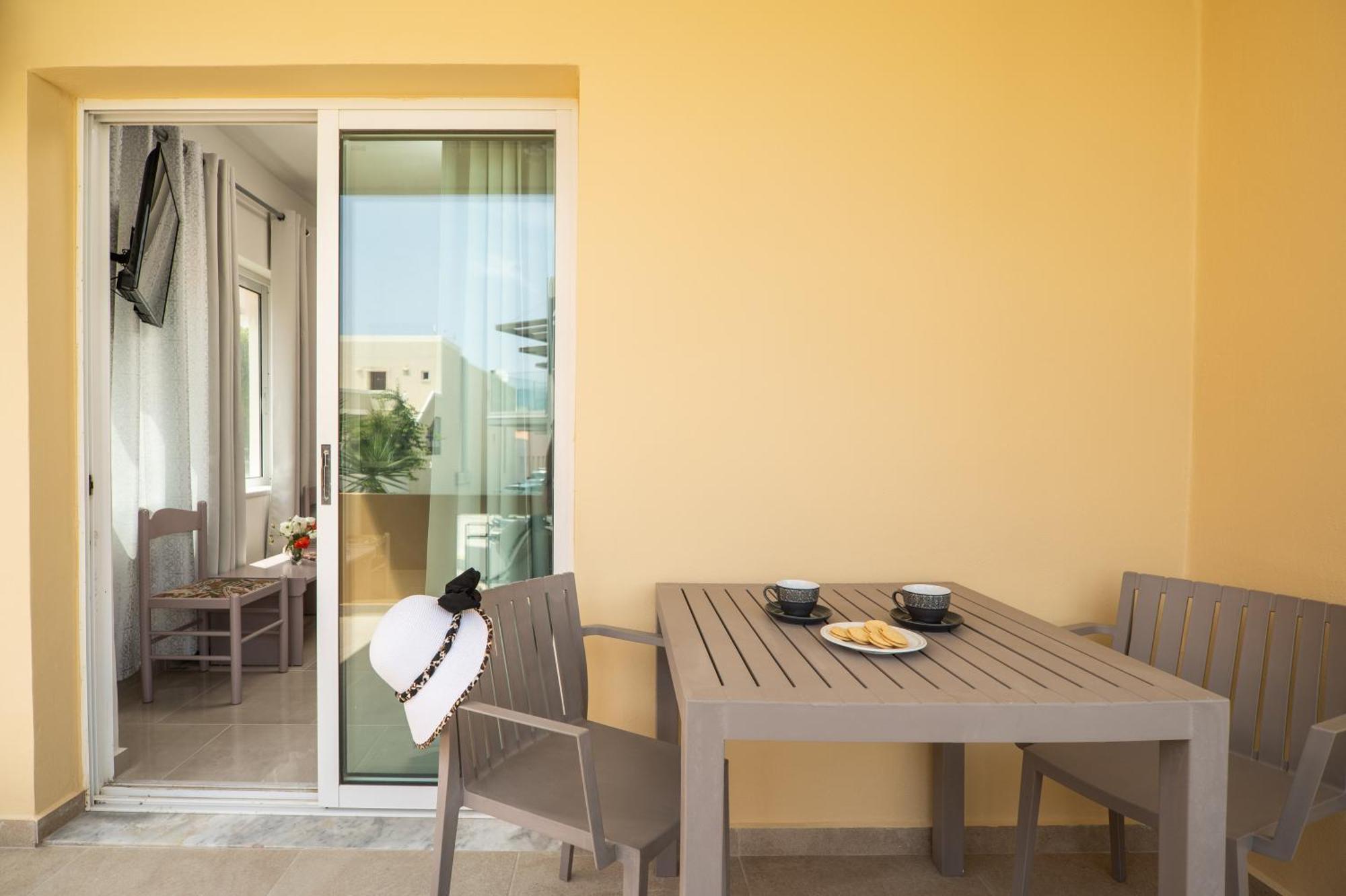 Manos Beachside Apartments Agia Marina Pokój zdjęcie
