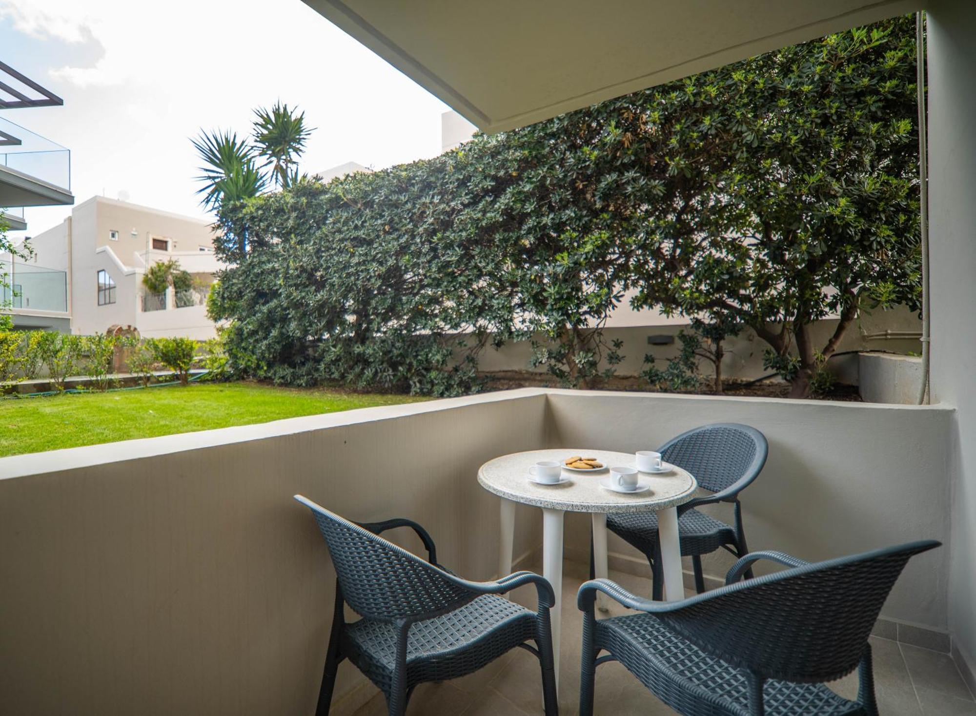 Manos Beachside Apartments Agia Marina Zewnętrze zdjęcie