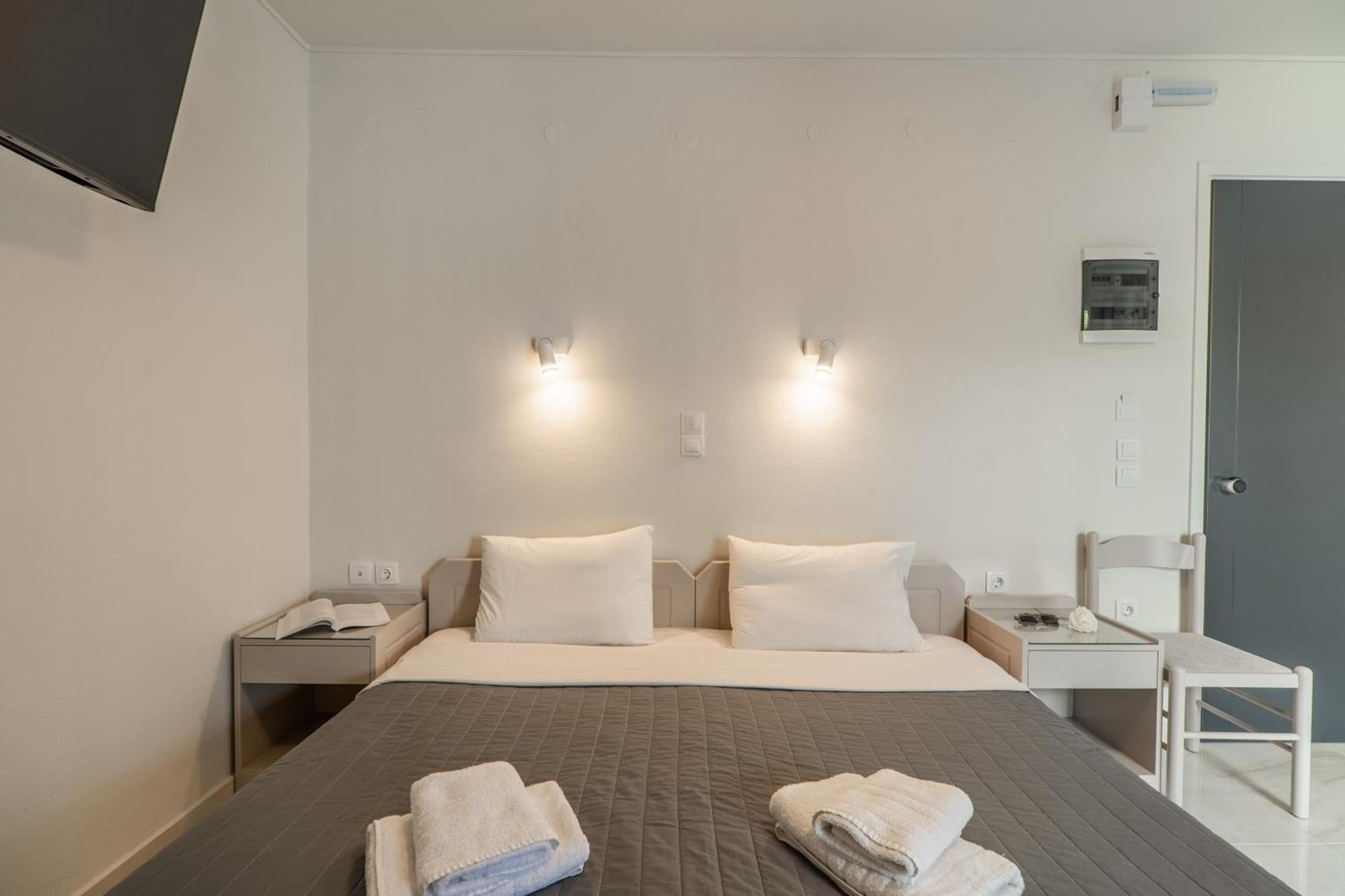 Manos Beachside Apartments Agia Marina Pokój zdjęcie