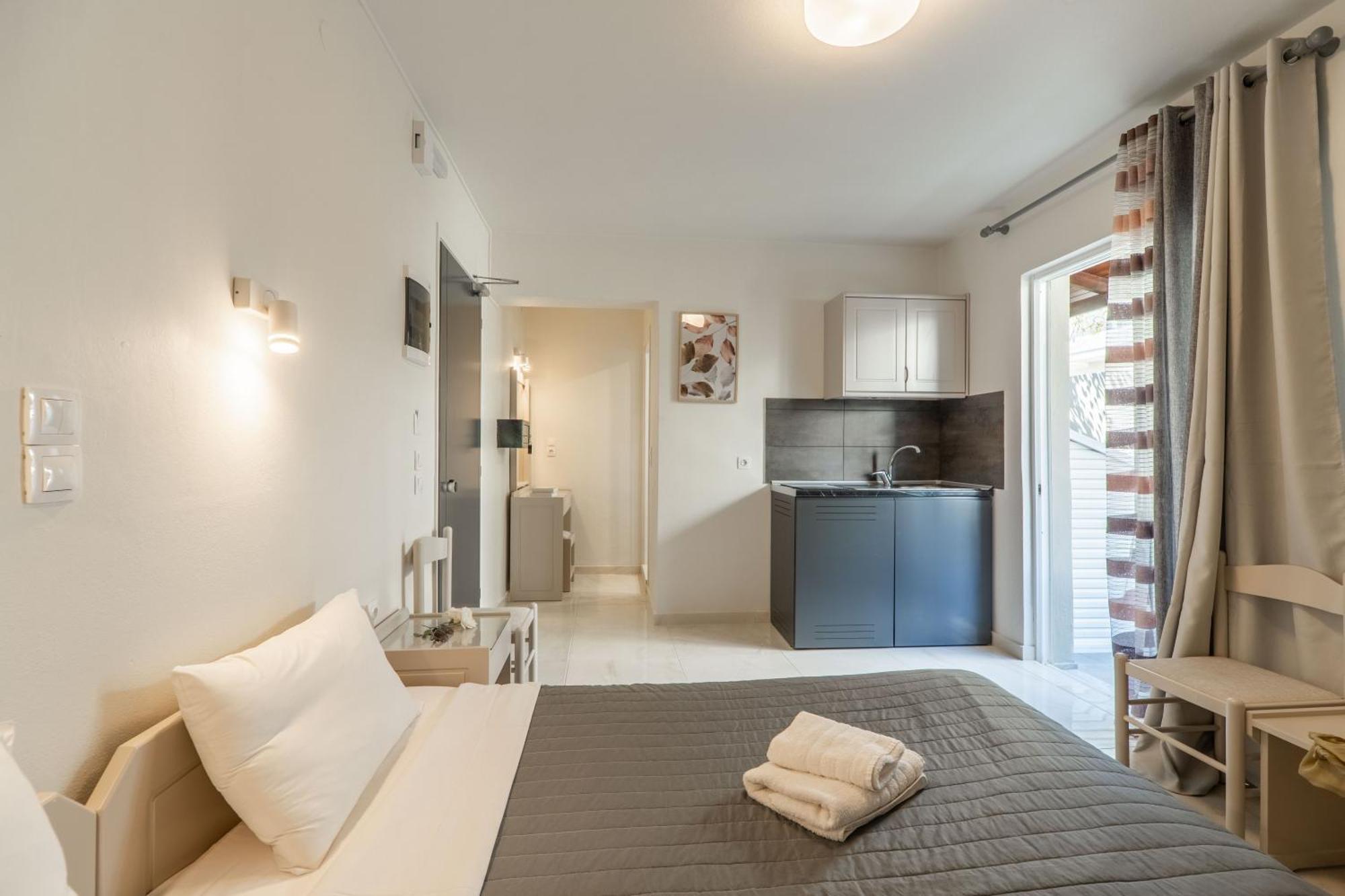 Manos Beachside Apartments Agia Marina Zewnętrze zdjęcie