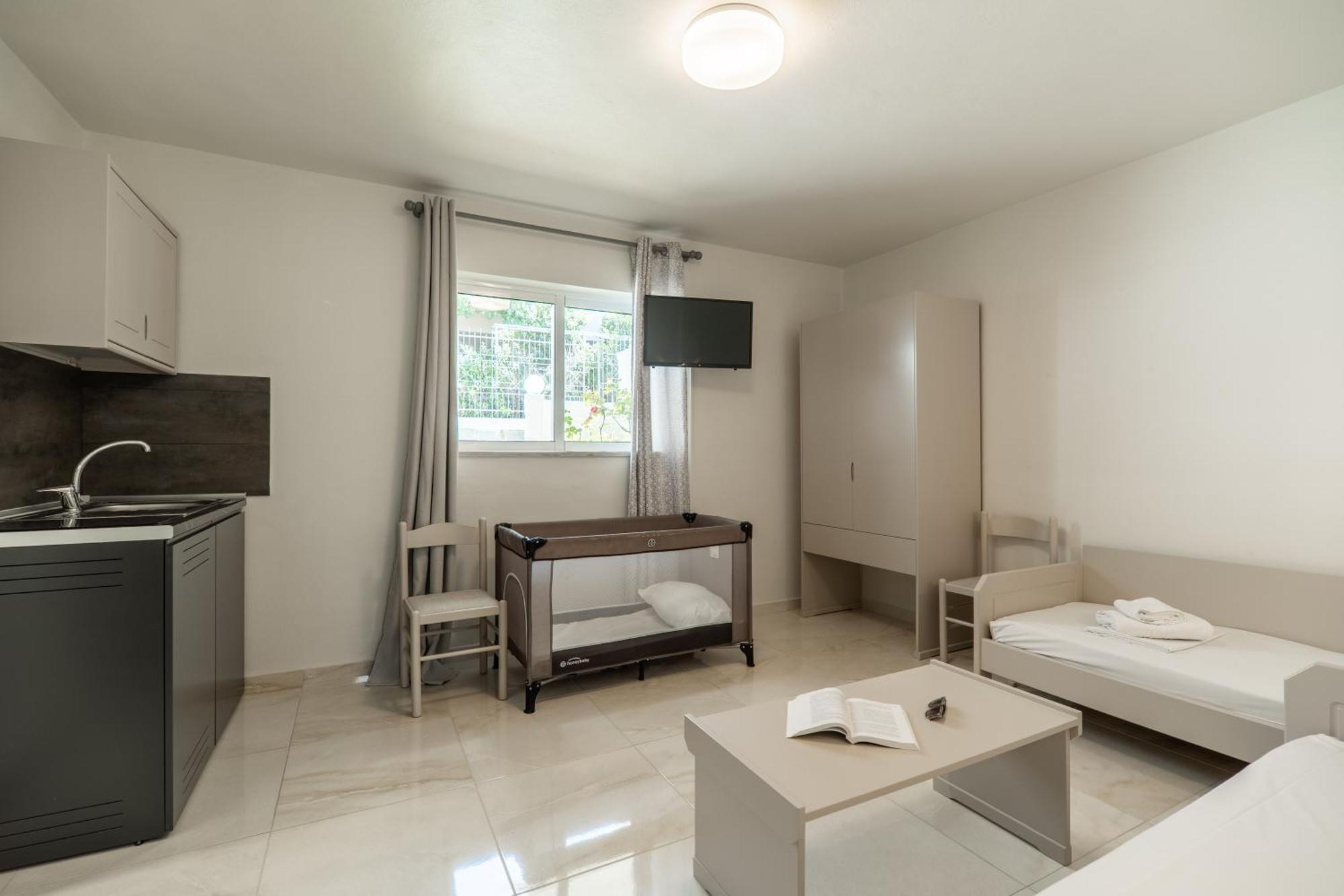 Manos Beachside Apartments Agia Marina Pokój zdjęcie