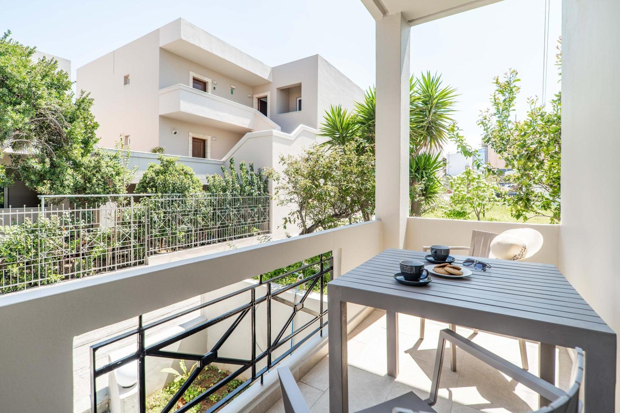 Manos Beachside Apartments Agia Marina Pokój zdjęcie