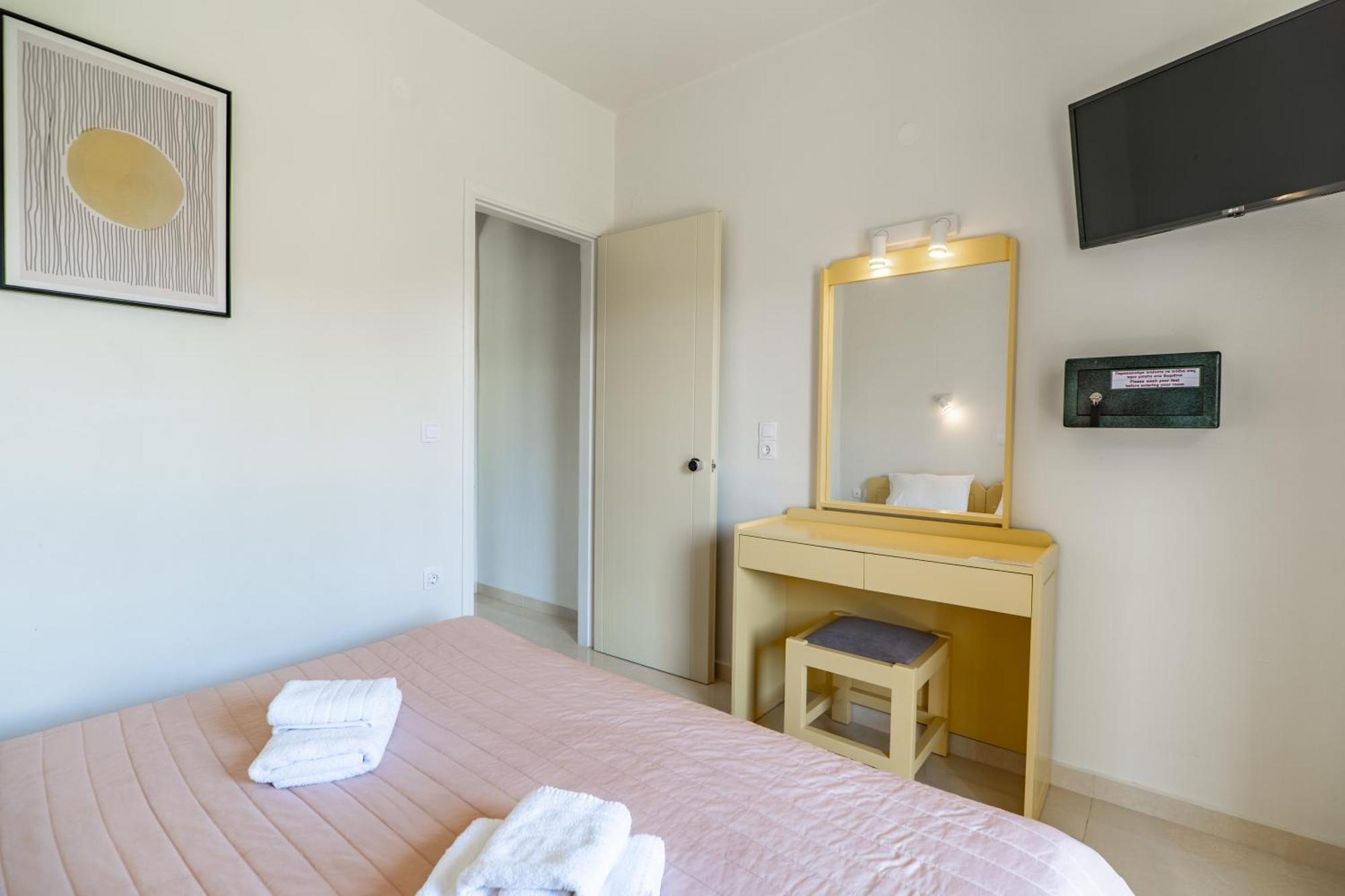 Manos Beachside Apartments Agia Marina Zewnętrze zdjęcie