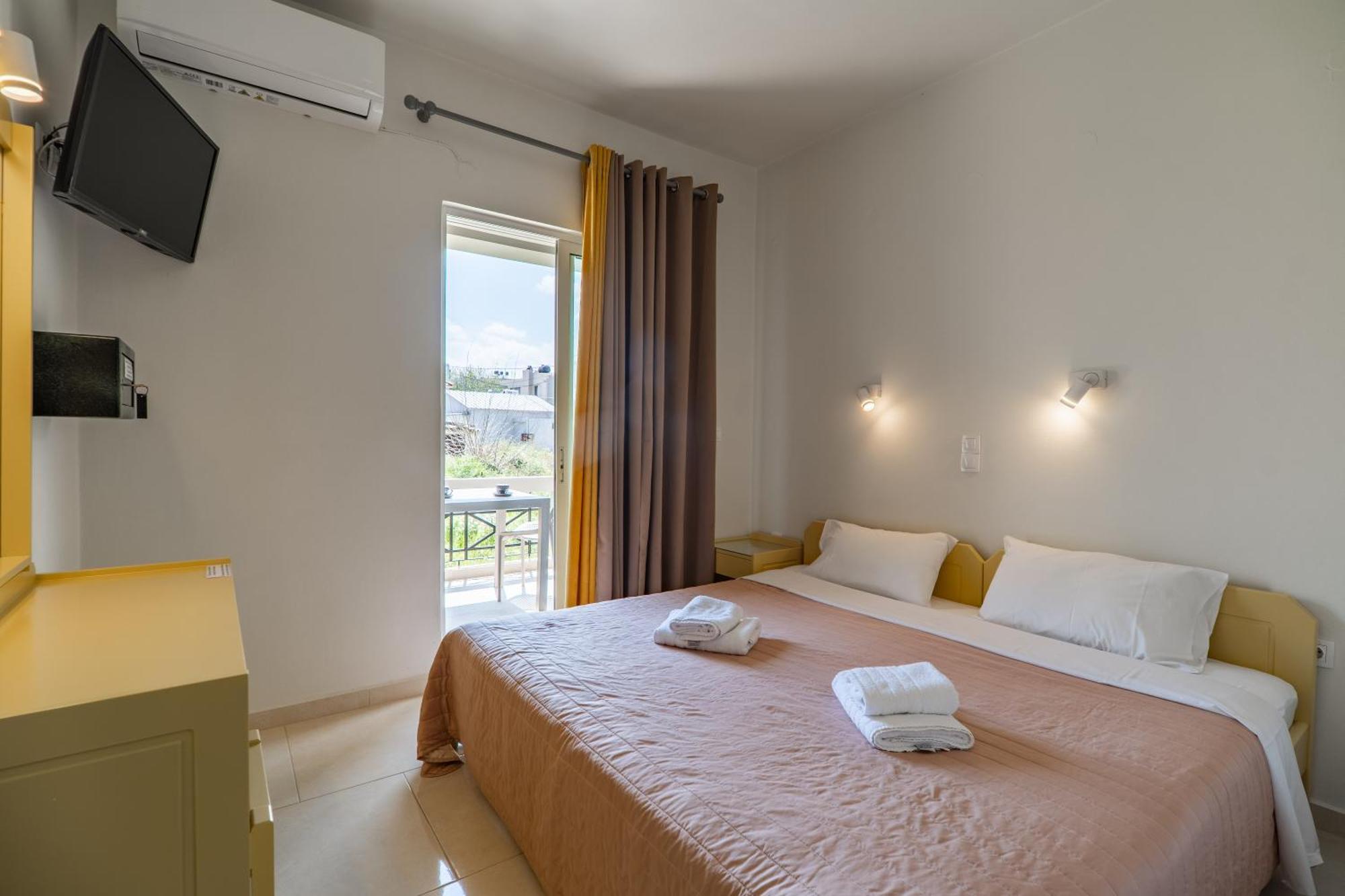 Manos Beachside Apartments Agia Marina Zewnętrze zdjęcie