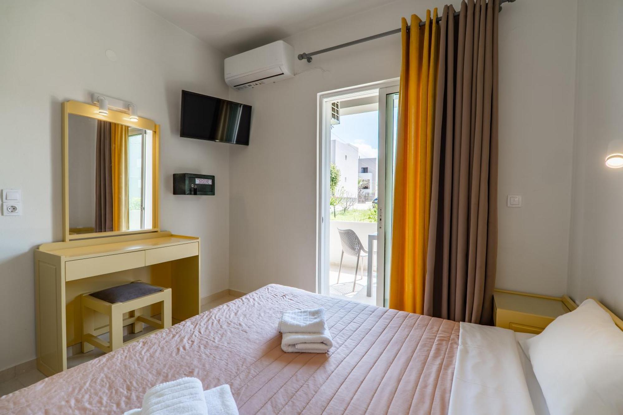 Manos Beachside Apartments Agia Marina Zewnętrze zdjęcie