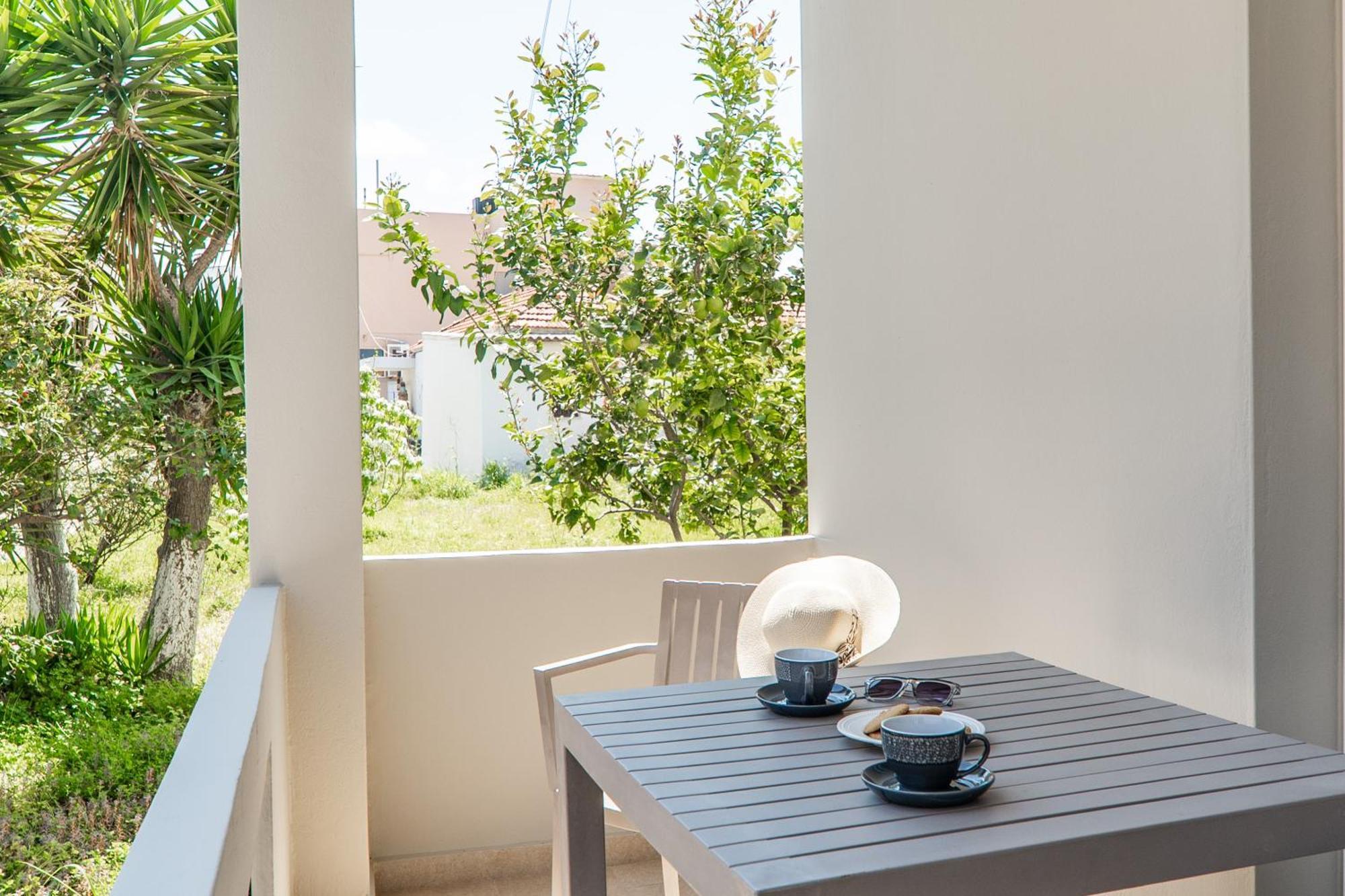 Manos Beachside Apartments Agia Marina Zewnętrze zdjęcie