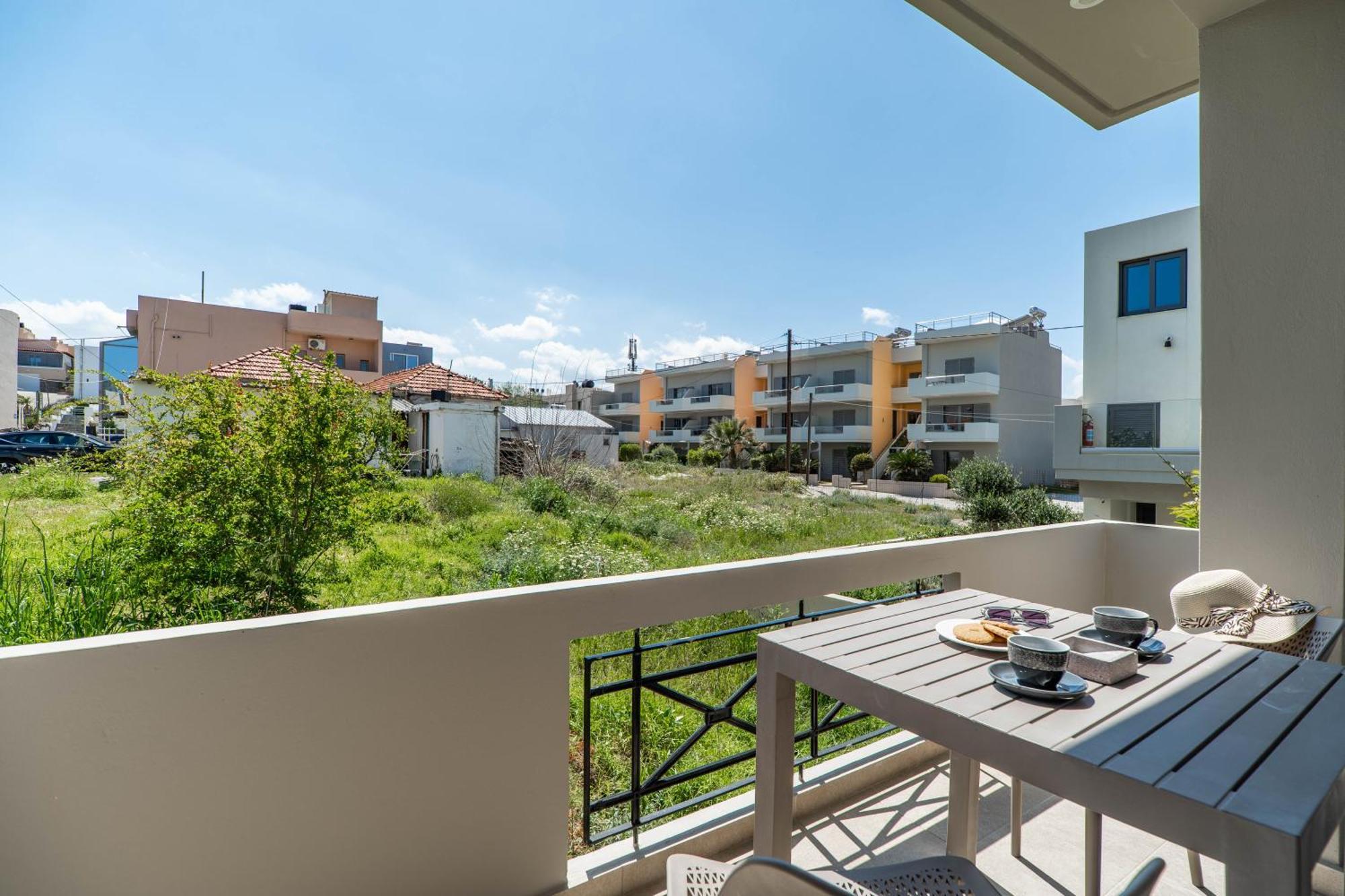 Manos Beachside Apartments Agia Marina Zewnętrze zdjęcie