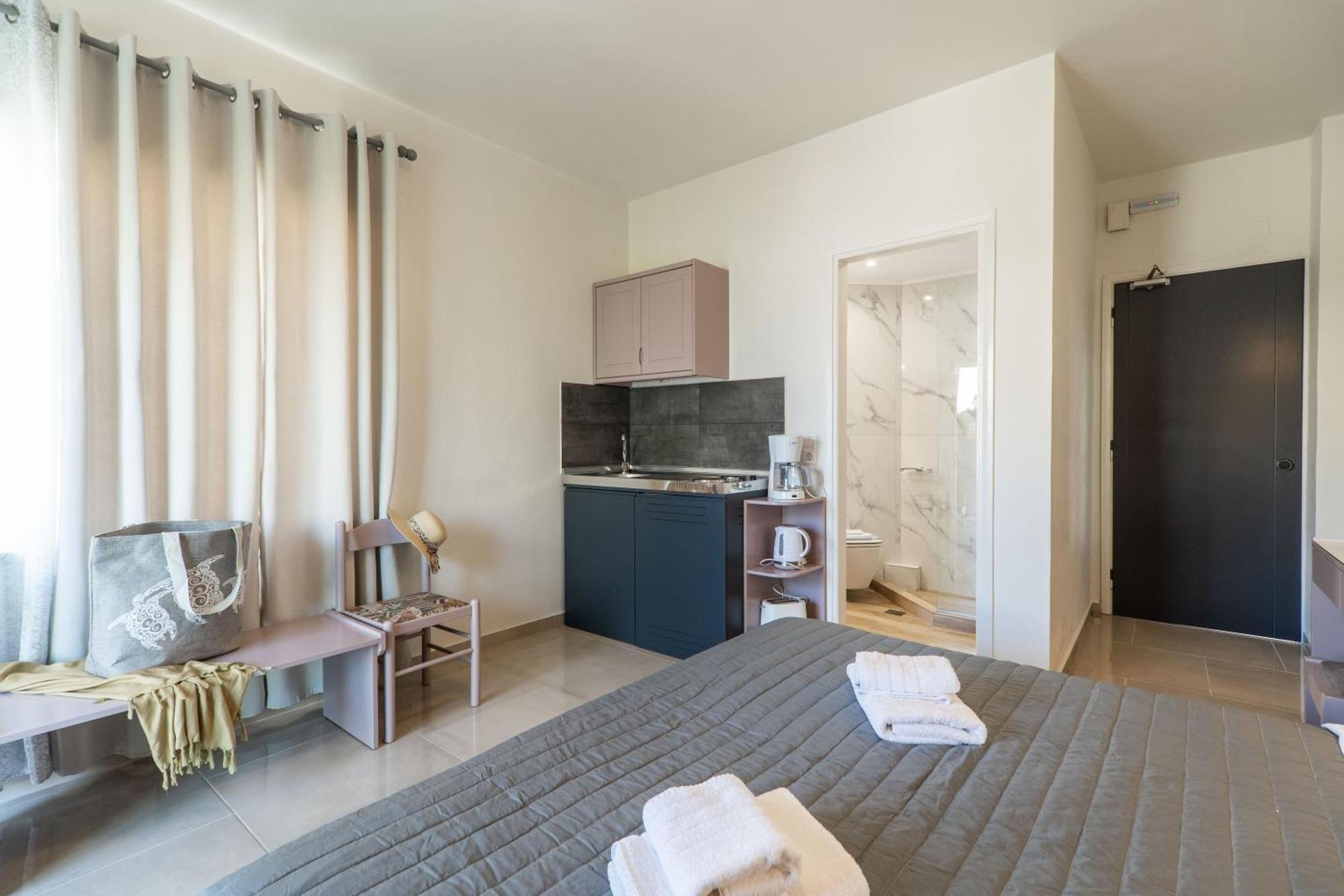 Manos Beachside Apartments Agia Marina Zewnętrze zdjęcie