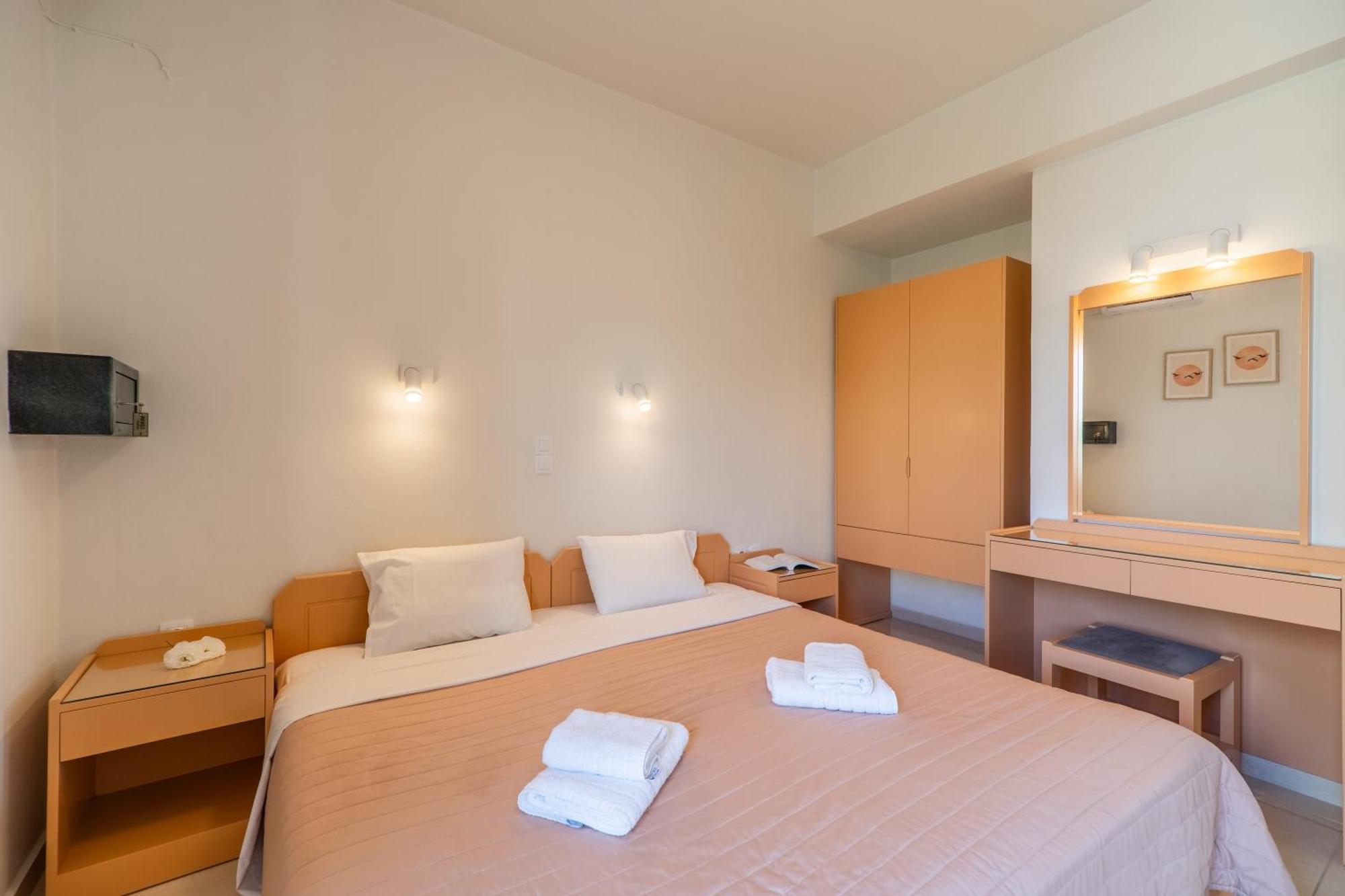 Manos Beachside Apartments Agia Marina Pokój zdjęcie